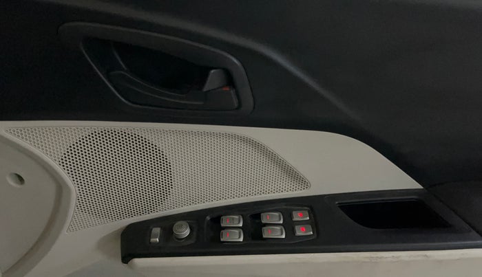 2020 Mahindra XUV300 W4 1.2 PETROL, Petrol, Manual, 76,769 km, Driver Side Door Panels Control