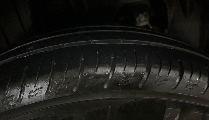 2020 Mahindra XUV300 W4 1.2 PETROL, Petrol, Manual, 76,769 km, Right Rear Tyre Tread