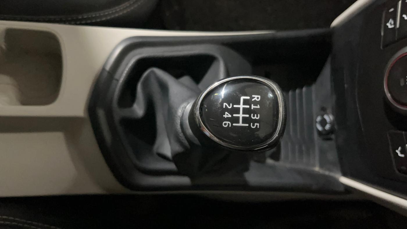 2020 Mahindra XUV300 W4 1.2 PETROL, Petrol, Manual, 76,769 km, Gear Lever