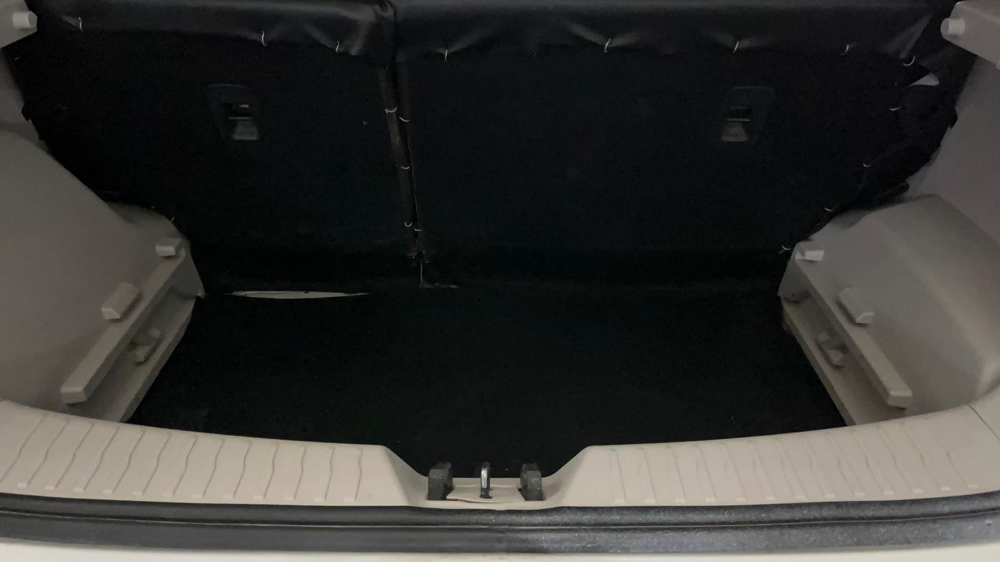 2020 Mahindra XUV300 W4 1.2 PETROL, Petrol, Manual, 76,769 km, Boot Inside