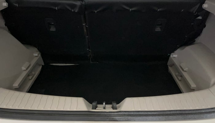 2020 Mahindra XUV300 W4 1.2 PETROL, Petrol, Manual, 76,769 km, Boot Inside