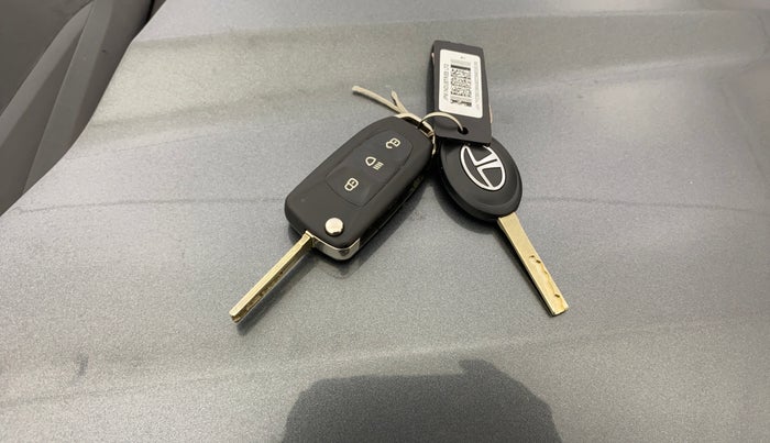 2023 Tata NEXON XMA PETROL, Petrol, Automatic, 30,496 km, Key Close Up