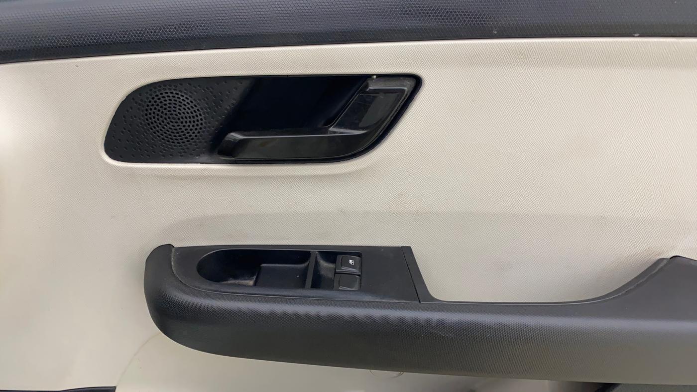2022 Tata ALTROZ XE PLUS PETROL, Petrol, Manual, 18,415 km, Driver Side Door Panels Control