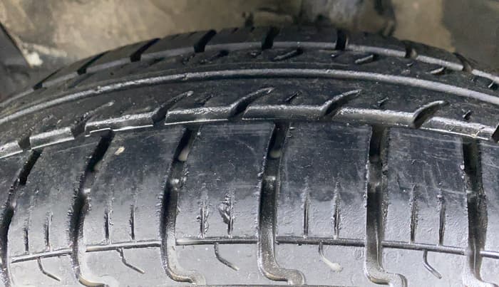 2011 Maruti Ritz LXI, Petrol, Manual, 85,273 km, Left Front Tyre Tread