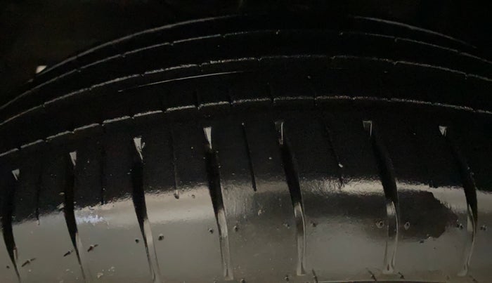 2015 Maruti Baleno DELTA PETROL 1.2, Petrol, Manual, 77,849 km, Left Front Tyre Tread