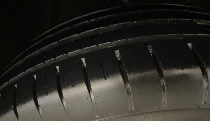2015 Maruti Baleno DELTA PETROL 1.2, Petrol, Manual, 77,849 km, Right Front Tyre Tread