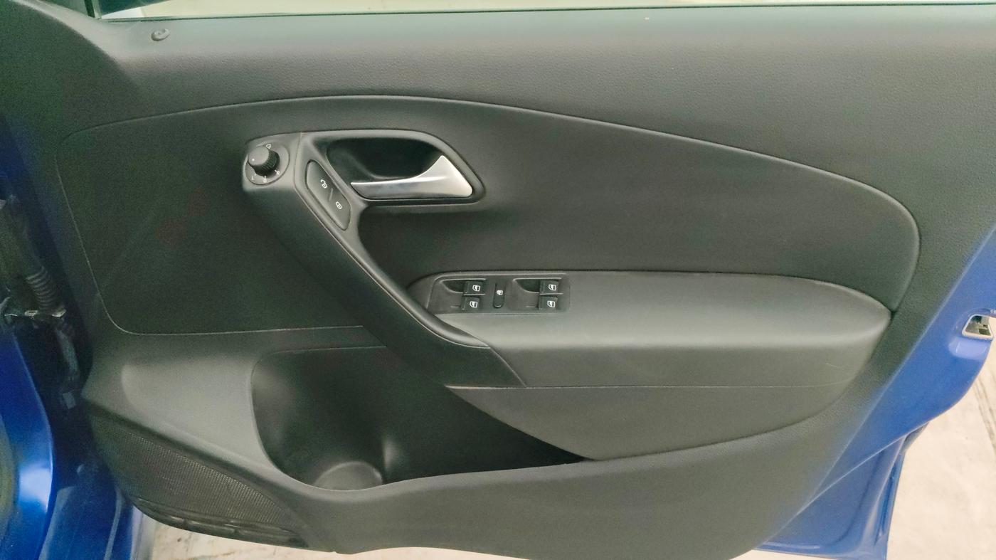 2021 Volkswagen Polo HIGHLINE PLUS 1.0, Petrol, Manual, 62,937 km, Driver Side Door Panels Control