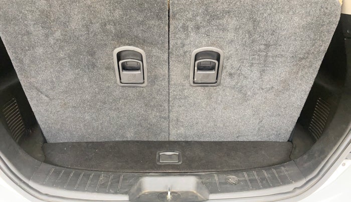 2020 Mahindra XUV500 W7, Diesel, Manual, 79,587 km, Boot Inside