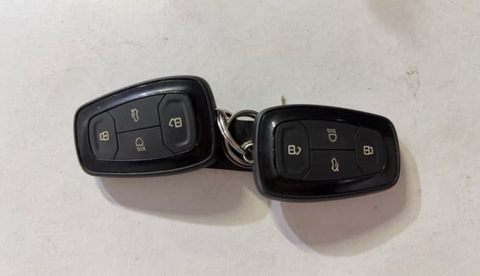 2022 Tata Safari XZ PLUS, Diesel, Manual, 1,01,162 km, Key Close Up