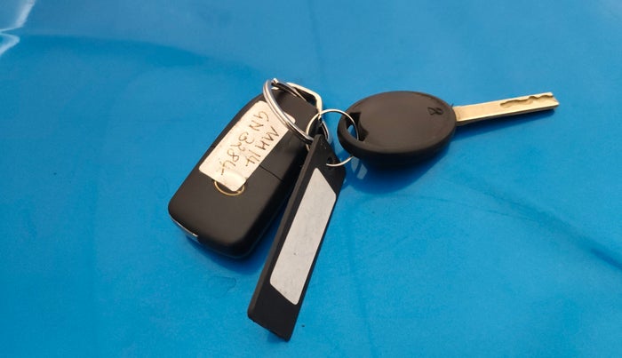 2017 Tata NEXON XM PETROL, Petrol, Manual, 29,923 km, Key Close Up