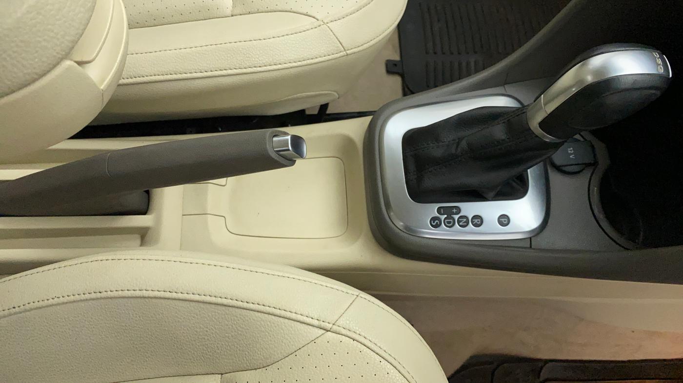 2015 Volkswagen Vento HIGHLINE 1.2 TSI AT, Petrol, Automatic, 29,664 km, Gear Lever