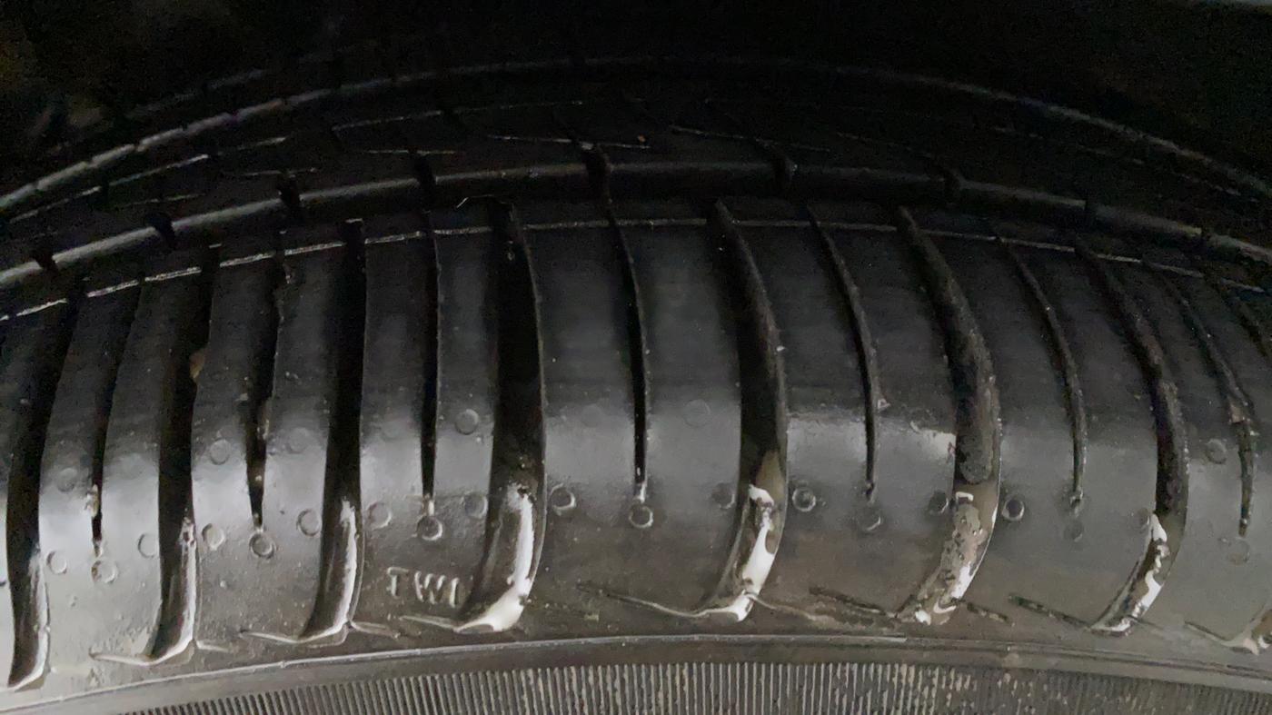 2015 Volkswagen Vento HIGHLINE 1.2 TSI AT, Petrol, Automatic, 29,664 km, Left Rear Tyre Tread