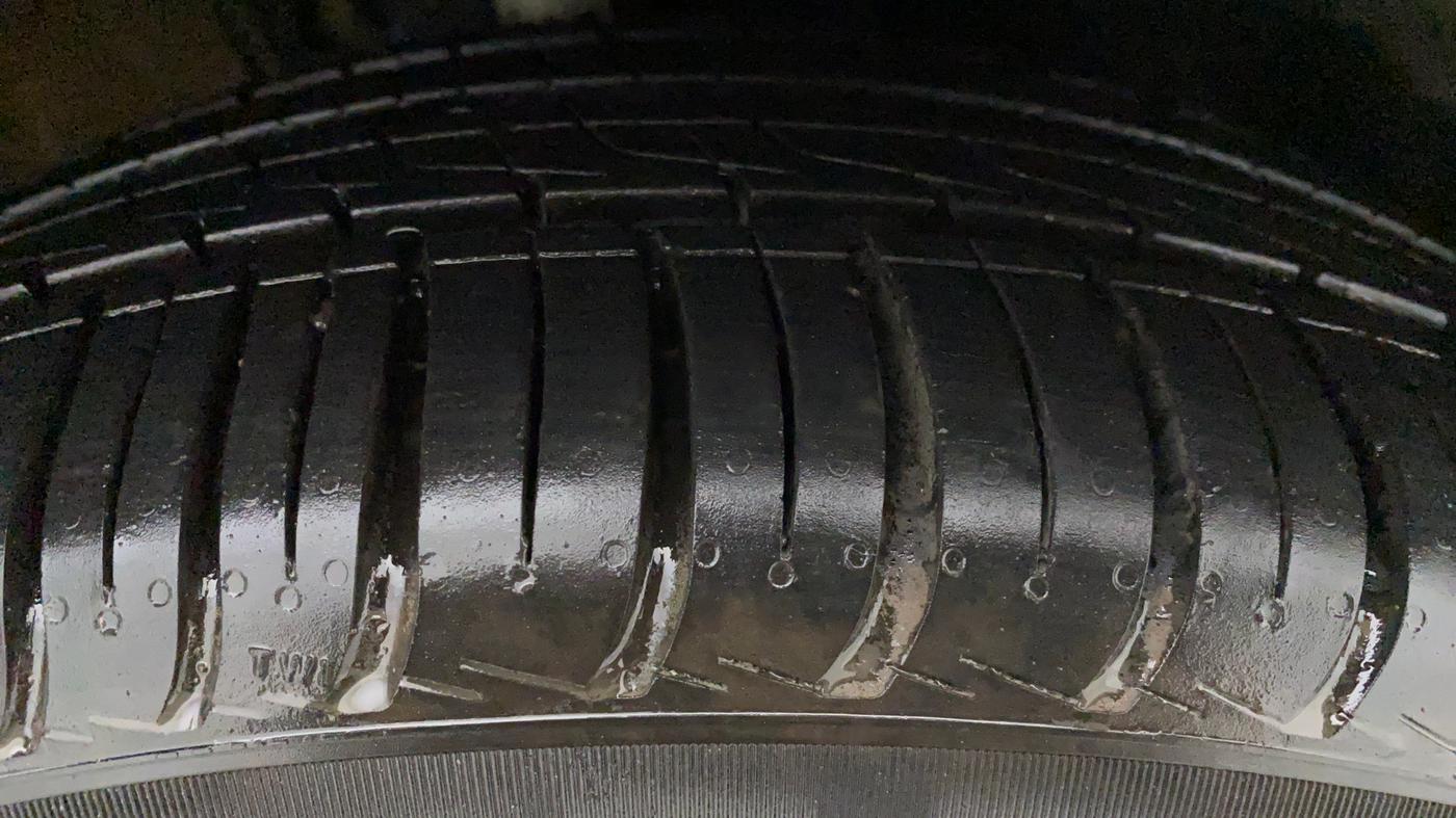 2015 Volkswagen Vento HIGHLINE 1.2 TSI AT, Petrol, Automatic, 29,664 km, Right Front Tyre Tread