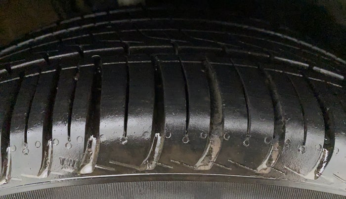 2015 Volkswagen Vento HIGHLINE 1.2 TSI AT, Petrol, Automatic, 29,664 km, Right Front Tyre Tread