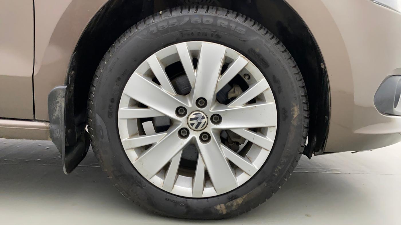 2015 Volkswagen Vento HIGHLINE 1.2 TSI AT, Petrol, Automatic, 29,664 km, Right Front Wheel