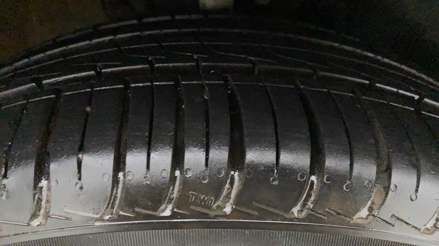 2015 Volkswagen Vento HIGHLINE 1.2 TSI AT, Petrol, Automatic, 29,664 km, Left Front Tyre Tread
