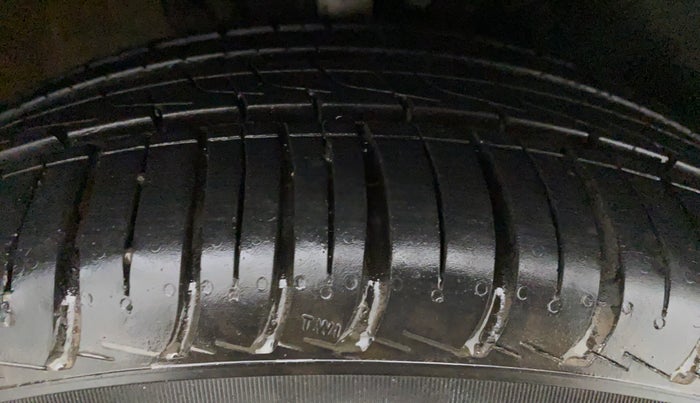 2015 Volkswagen Vento HIGHLINE 1.2 TSI AT, Petrol, Automatic, 29,664 km, Left Front Tyre Tread
