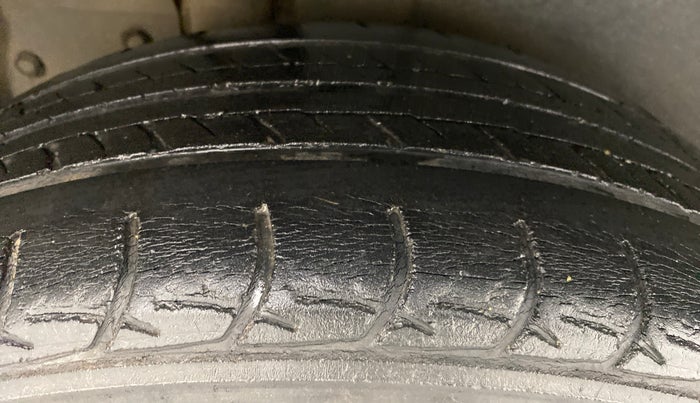 2016 Maruti Ertiga VXI, Petrol, Manual, 99,396 km, Right Rear Tyre Tread