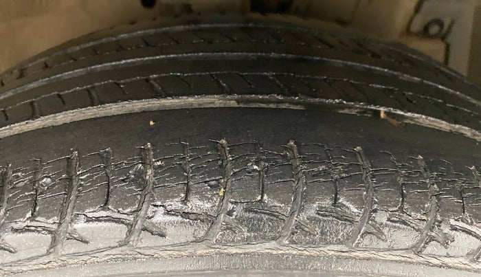 2016 Maruti Ertiga VXI, Petrol, Manual, 99,396 km, Right Front Tyre Tread