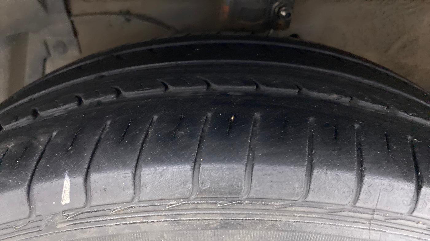 2017 Maruti Ciaz DELTA 1.4 VVT AT, Petrol, Automatic, 36,981 km, Left Front Tyre Tread