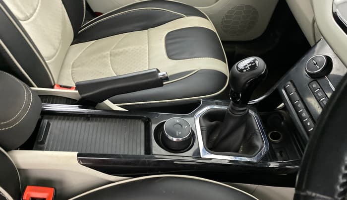 2022 Tata NEXON XZ PLUS SUNROOF PETROL DUAL TONE, Petrol, Manual, 70,753 km, Gear Lever