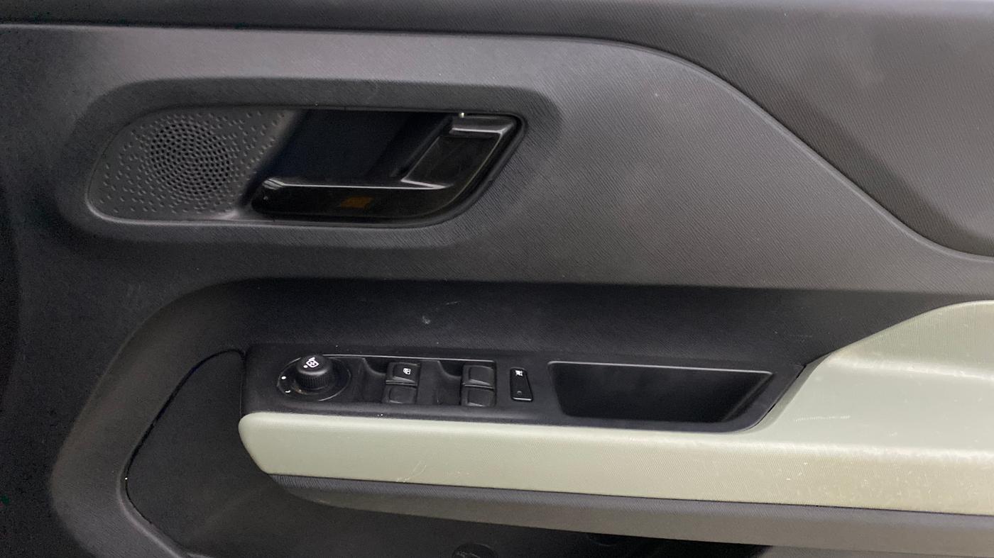 2023 Tata PUNCH ADVENTURE AMT, Petrol, Automatic, 26,674 km, Driver Side Door Panels Control