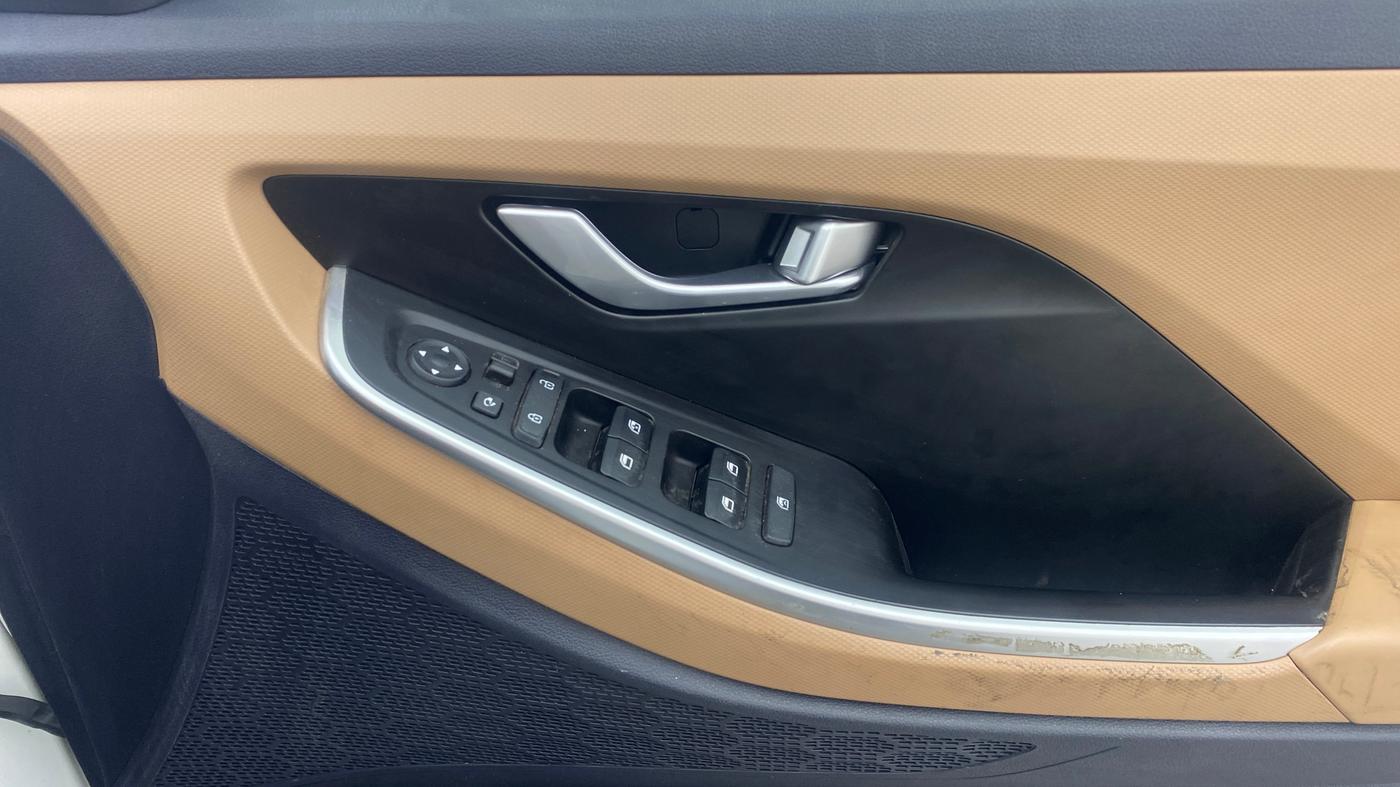 2024 Hyundai ALCAZAR Executive 7 STR 1.5 Turbo GDi Petrol MT, Petrol, Manual, 16,277 km, Driver Side Door Panels Control