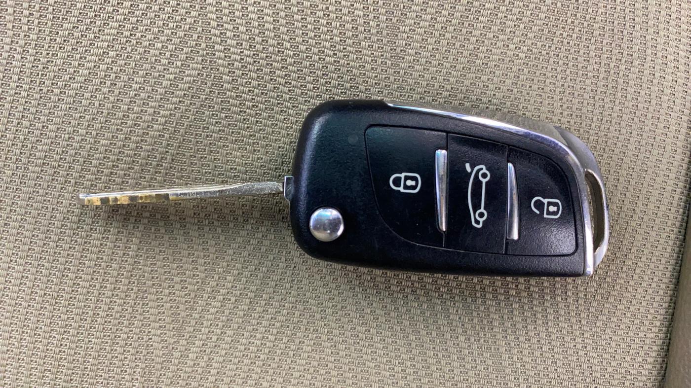 2016 Hyundai i10 SPORTZ 1.1, Petrol, Manual, 68,879 km, Key Close Up