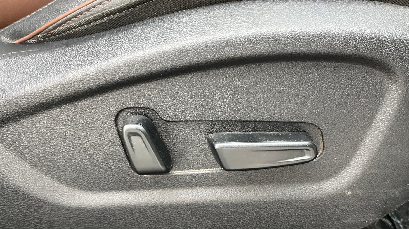 2021 Hyundai ALCAZAR 2.0 SIGNATURE (O) AT 6STR, Petrol, Automatic, 60,665 km, Driver Side Adjustment Panel