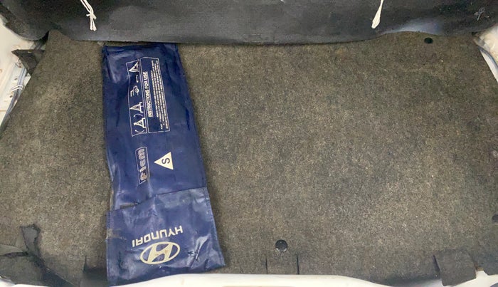 2017 Hyundai Eon SPORTZ, Petrol, Manual, 37,099 km, Boot Inside