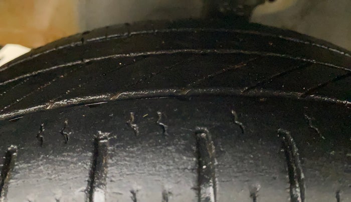 2017 Hyundai Eon SPORTZ, Petrol, Manual, 37,099 km, Left Front Tyre Tread