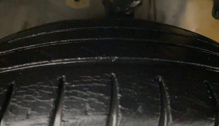 2017 Hyundai Eon SPORTZ, Petrol, Manual, 37,099 km, Right Front Tyre Tread