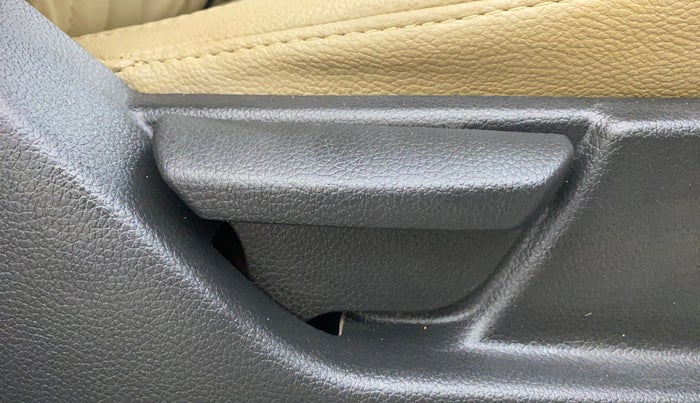 2017 Hyundai Eon SPORTZ, Petrol, Manual, 37,099 km, Driver Side Adjustment Panel