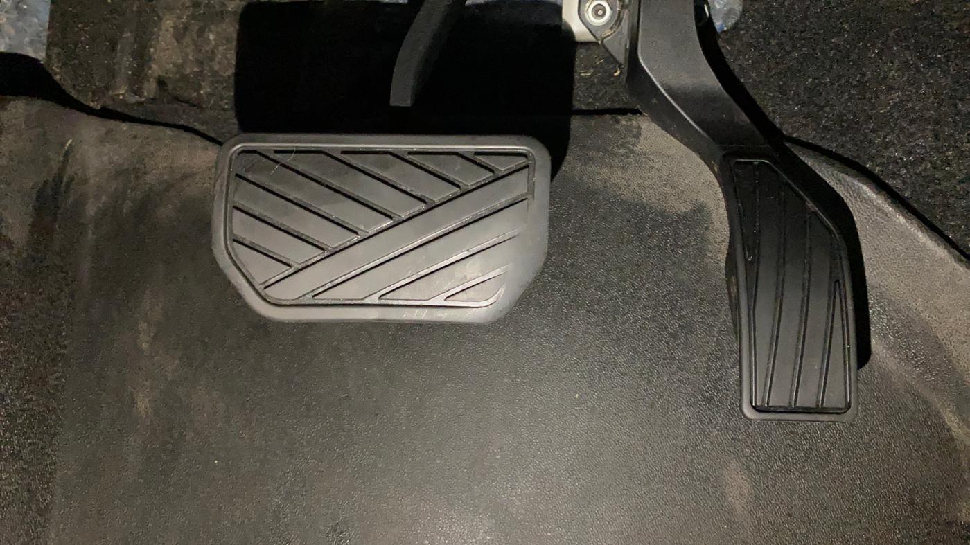 2022 Maruti S Cross ZETA AT 1.5, Petrol, Automatic, 42,876 km, Pedals