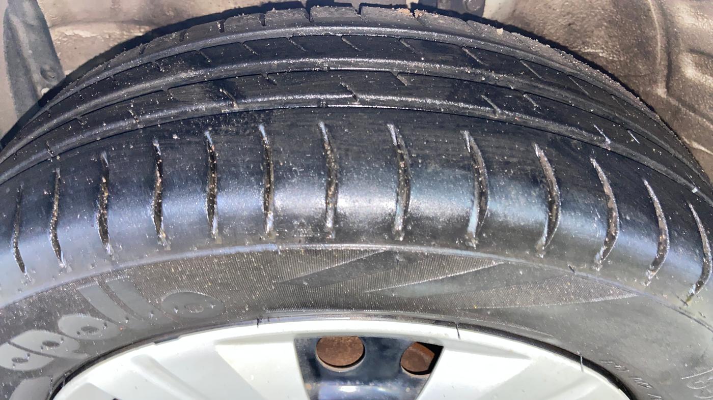2018 Maruti Wagon R 1.0 VXI AMT, Petrol, Automatic, 88,582 km, Left Front Tyre Tread