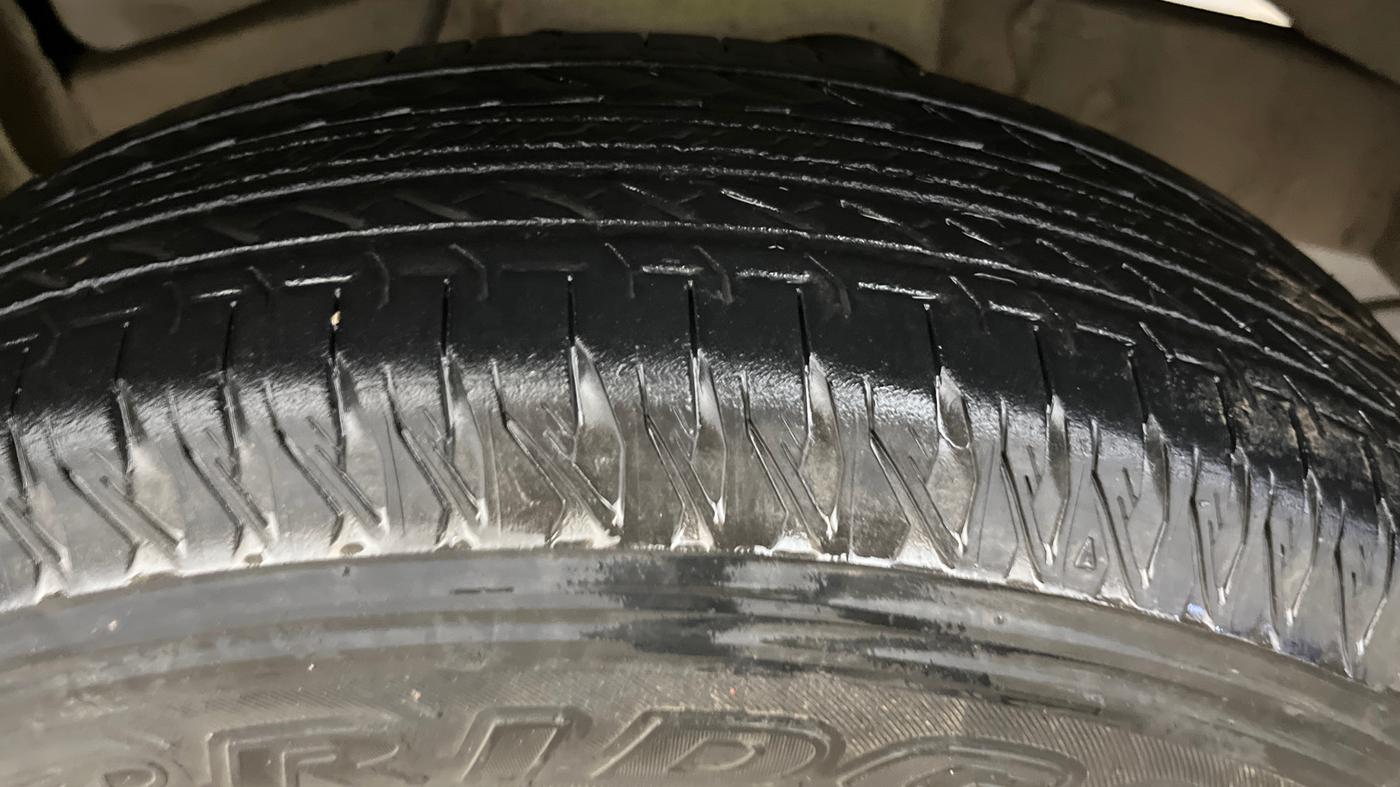 2023 Maruti JIMNY ALPHA ALL GRIP PRO AT DUAL TONE, Petrol, Automatic, 37,383 km, Left Rear Tyre Tread