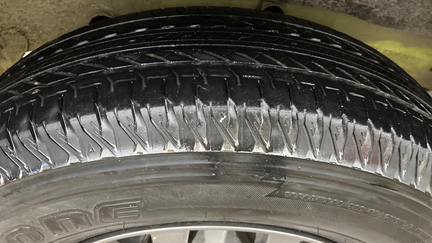 2023 Maruti JIMNY ALPHA ALL GRIP PRO AT DUAL TONE, Petrol, Automatic, 37,383 km, Right Rear Tyre Tread