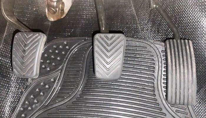 2018 Hyundai Eon ERA +, Petrol, Manual, 1,05,804 km, Pedals