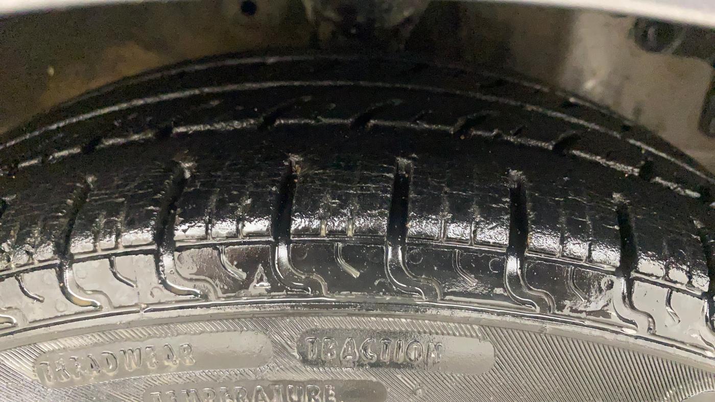 2018 Hyundai Eon ERA +, Petrol, Manual, 1,05,940 km, Right Front Tyre Tread