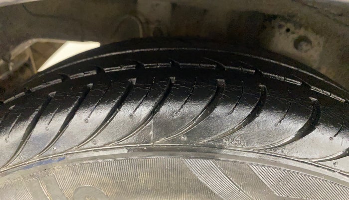 2018 Hyundai Eon ERA +, Petrol, Manual, 1,05,804 km, Right Rear Tyre Tread