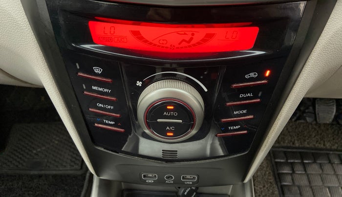 2020 Mahindra XUV300 W8 PETROL MT, Petrol, Manual, 17,848 km, Automatic Climate Control