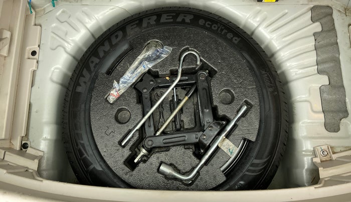 2020 Mahindra XUV300 W8 PETROL MT, Petrol, Manual, 17,848 km, Spare Tyre