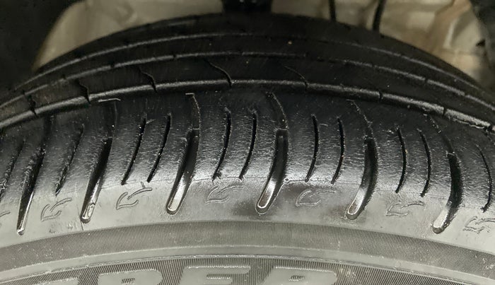 2020 Mahindra XUV300 W8 PETROL MT, Petrol, Manual, 17,848 km, Right Front Tyre Tread