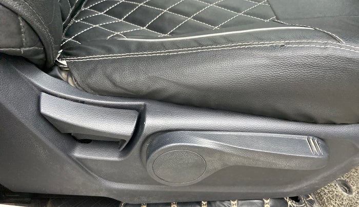 2020 Mahindra XUV300 W8 PETROL MT, Petrol, Manual, 17,848 km, Driver Side Adjustment Panel