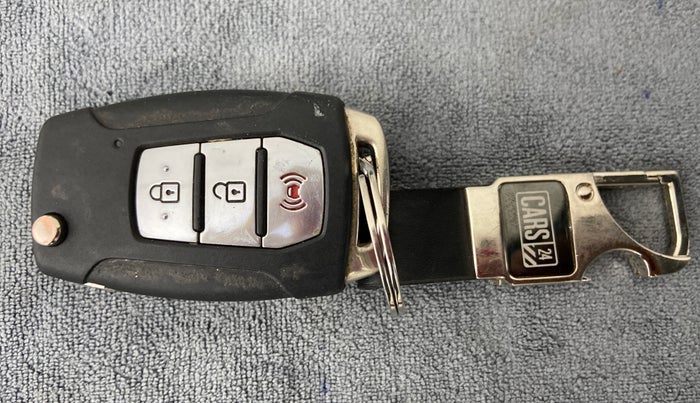 2020 Mahindra XUV300 W8 PETROL MT, Petrol, Manual, 17,848 km, Key Close Up