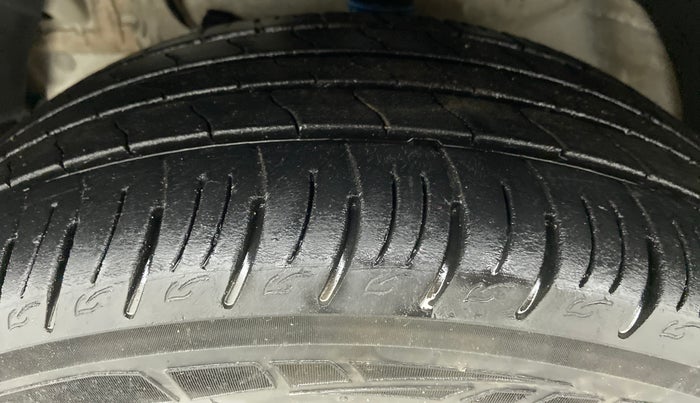 2020 Mahindra XUV300 W8 PETROL MT, Petrol, Manual, 17,848 km, Left Front Tyre Tread