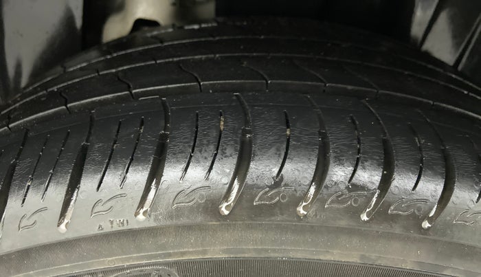 2020 Mahindra XUV300 W8 PETROL MT, Petrol, Manual, 17,848 km, Left Rear Tyre Tread