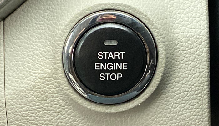 2020 Mahindra XUV300 W8 PETROL MT, Petrol, Manual, 17,848 km, Keyless Start/ Stop Button