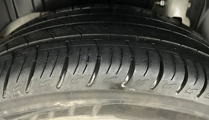 2020 Mahindra XUV300 W8 PETROL MT, Petrol, Manual, 17,848 km, Right Rear Tyre Tread