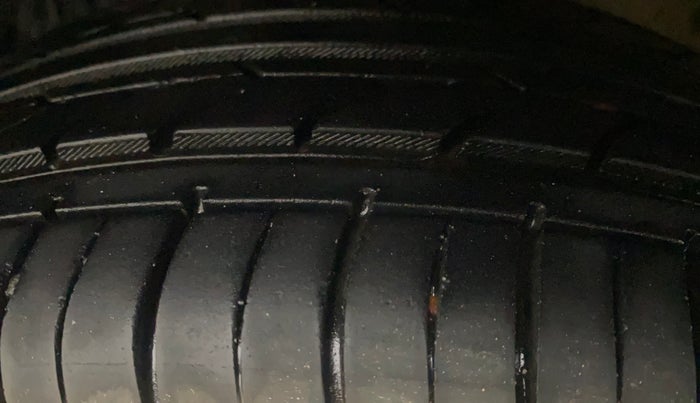 2018 Maruti Ciaz ALPHA  AT 1.5 SHVS PETROL, Petrol, Automatic, 59,584 km, Left Front Tyre Tread